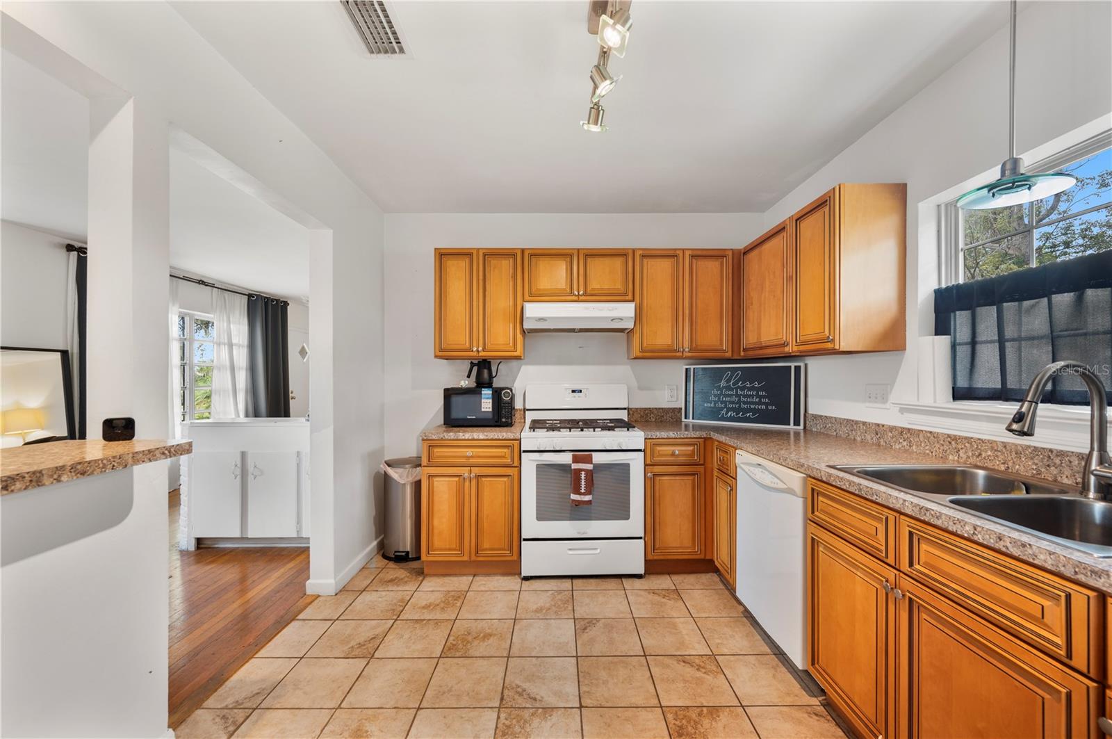 Image 9 of 49 For 620 Park Street