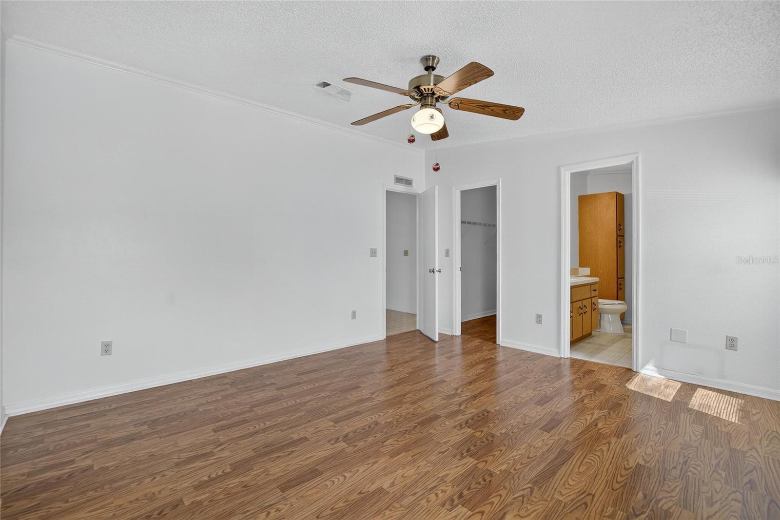 Image 34 of 59 For 4945 Shore Line Dr