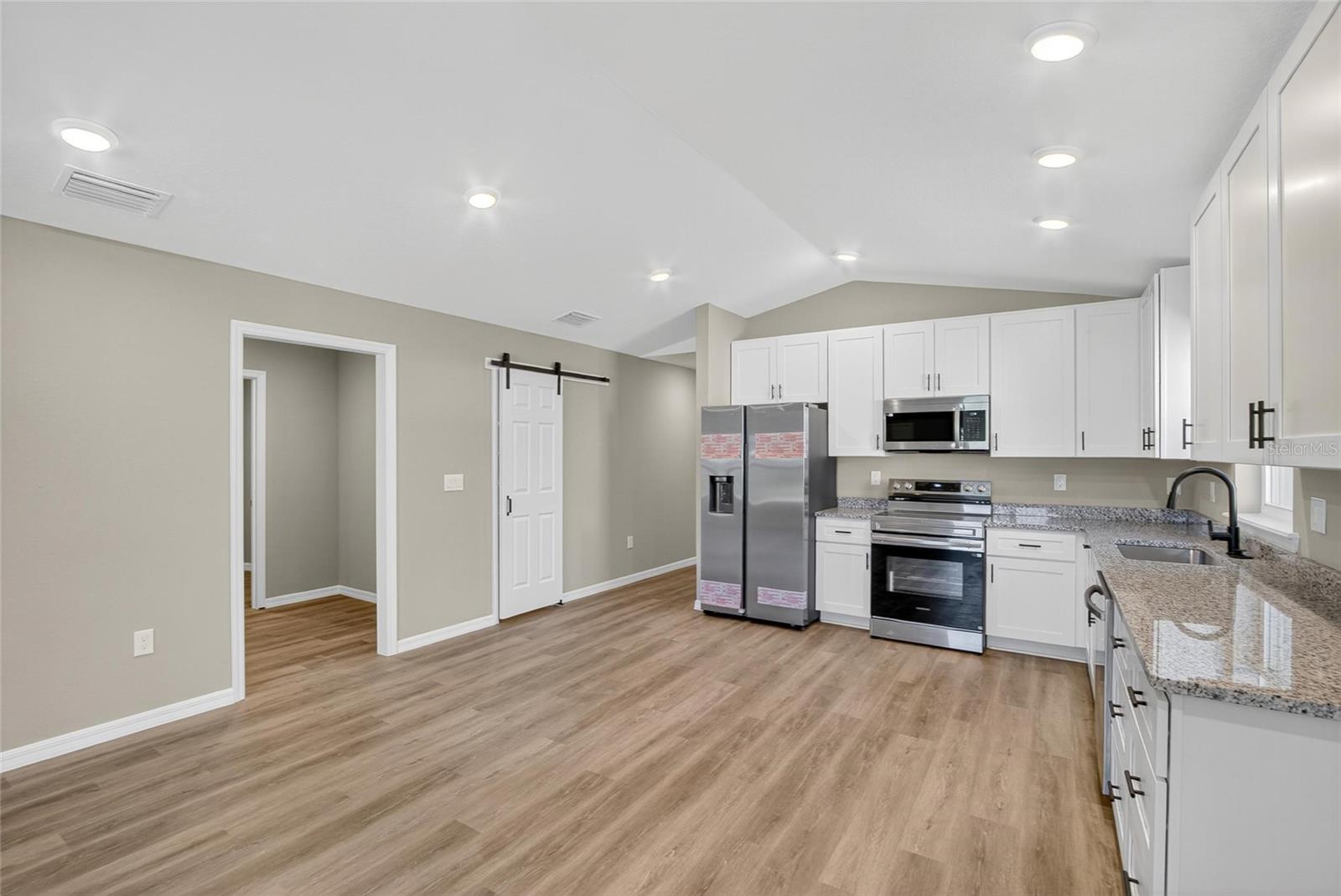 Image 8 of 22 For 718 Seminole Avenue S