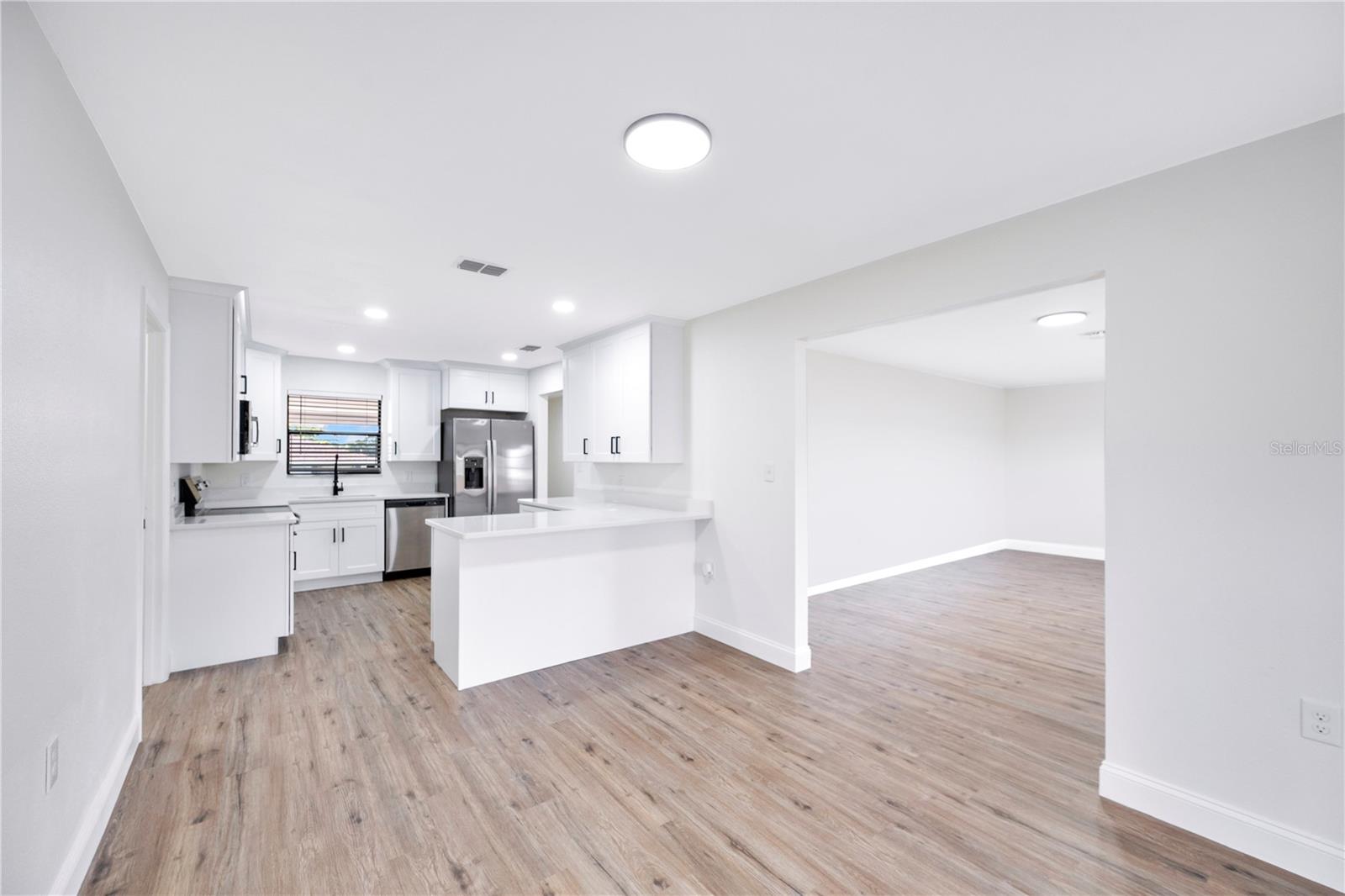 Image 10 of 28 For 679 Lake Carolyn Circle