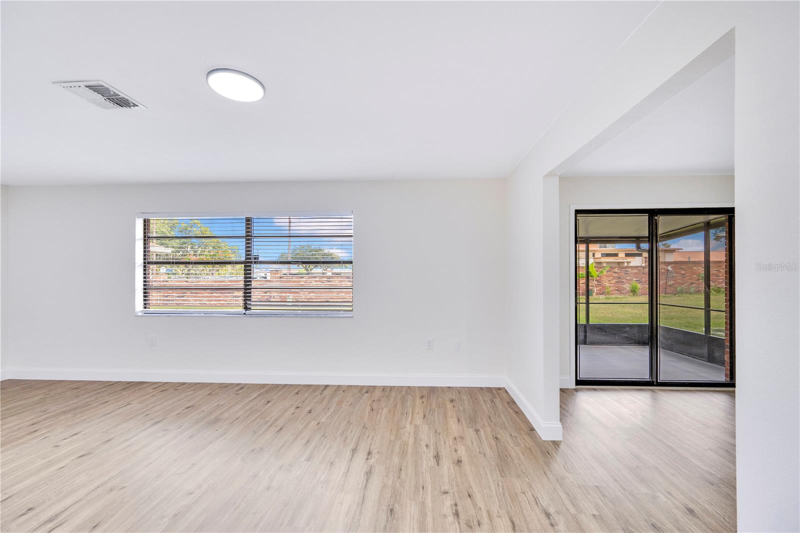 Image 7 of 28 For 679 Lake Carolyn Circle