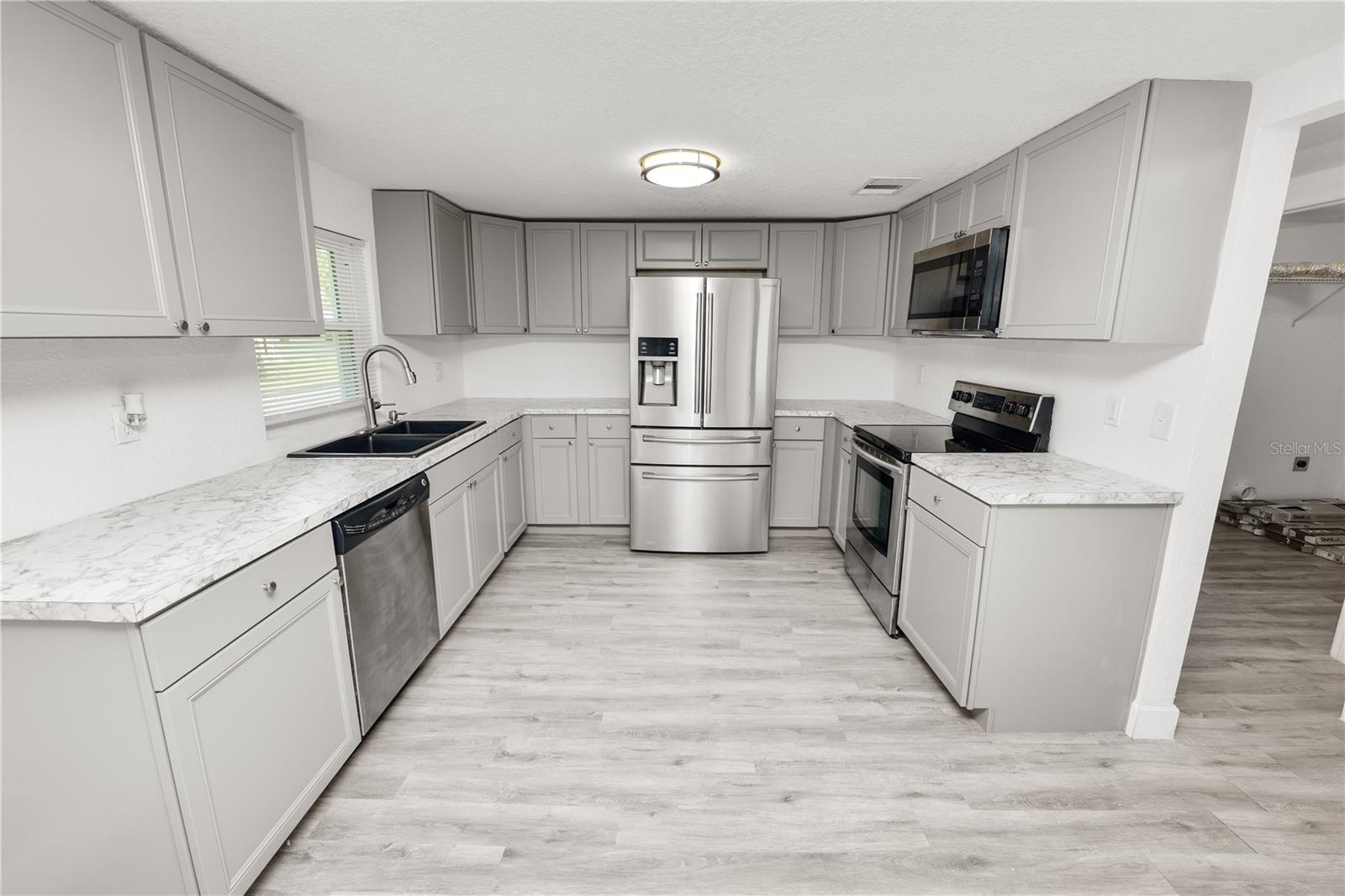 Image 11 of 27 For 910 Warren Street