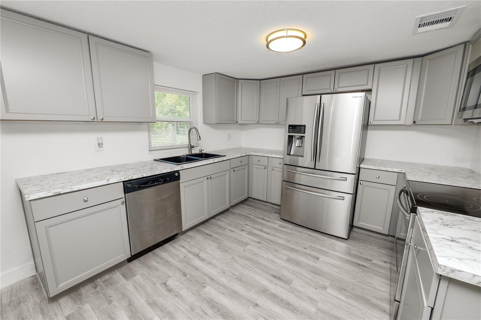 Image 13 of 27 For 910 Warren Street