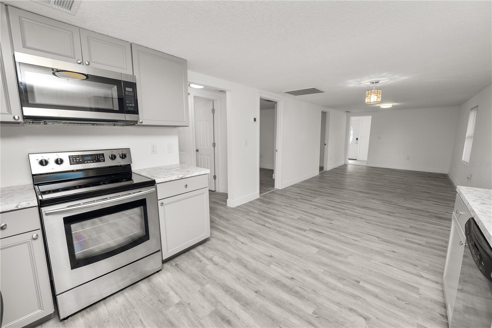 Image 14 of 27 For 910 Warren Street