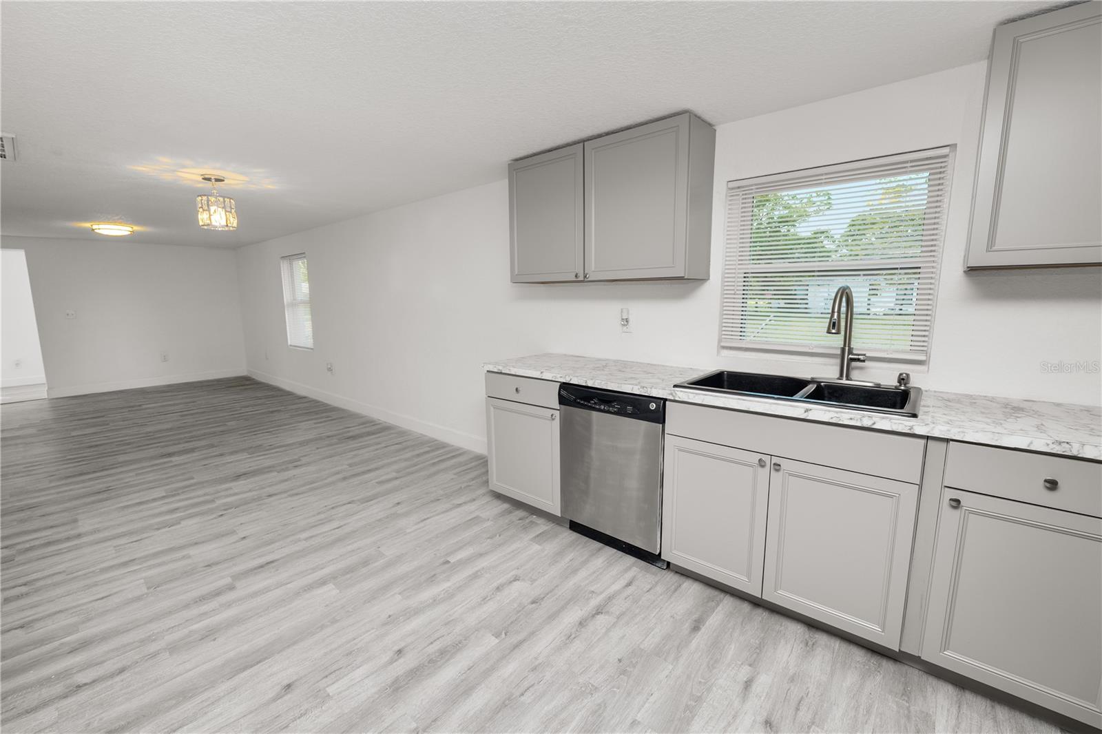 Image 15 of 27 For 910 Warren Street