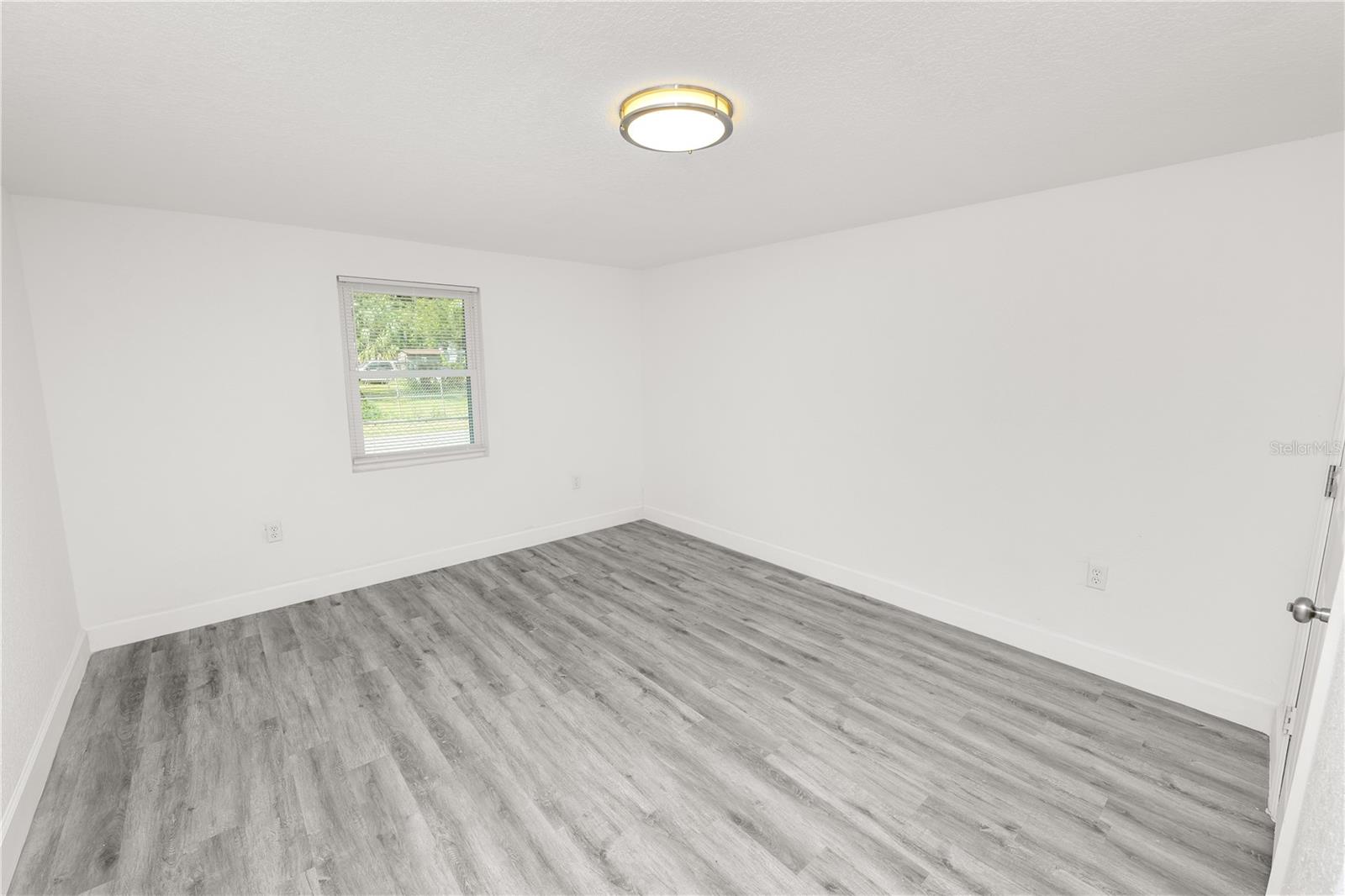 Image 16 of 27 For 910 Warren Street