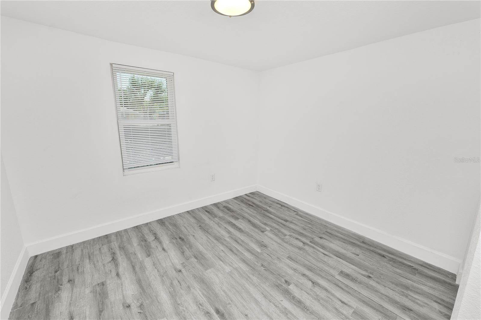 Image 21 of 27 For 910 Warren Street