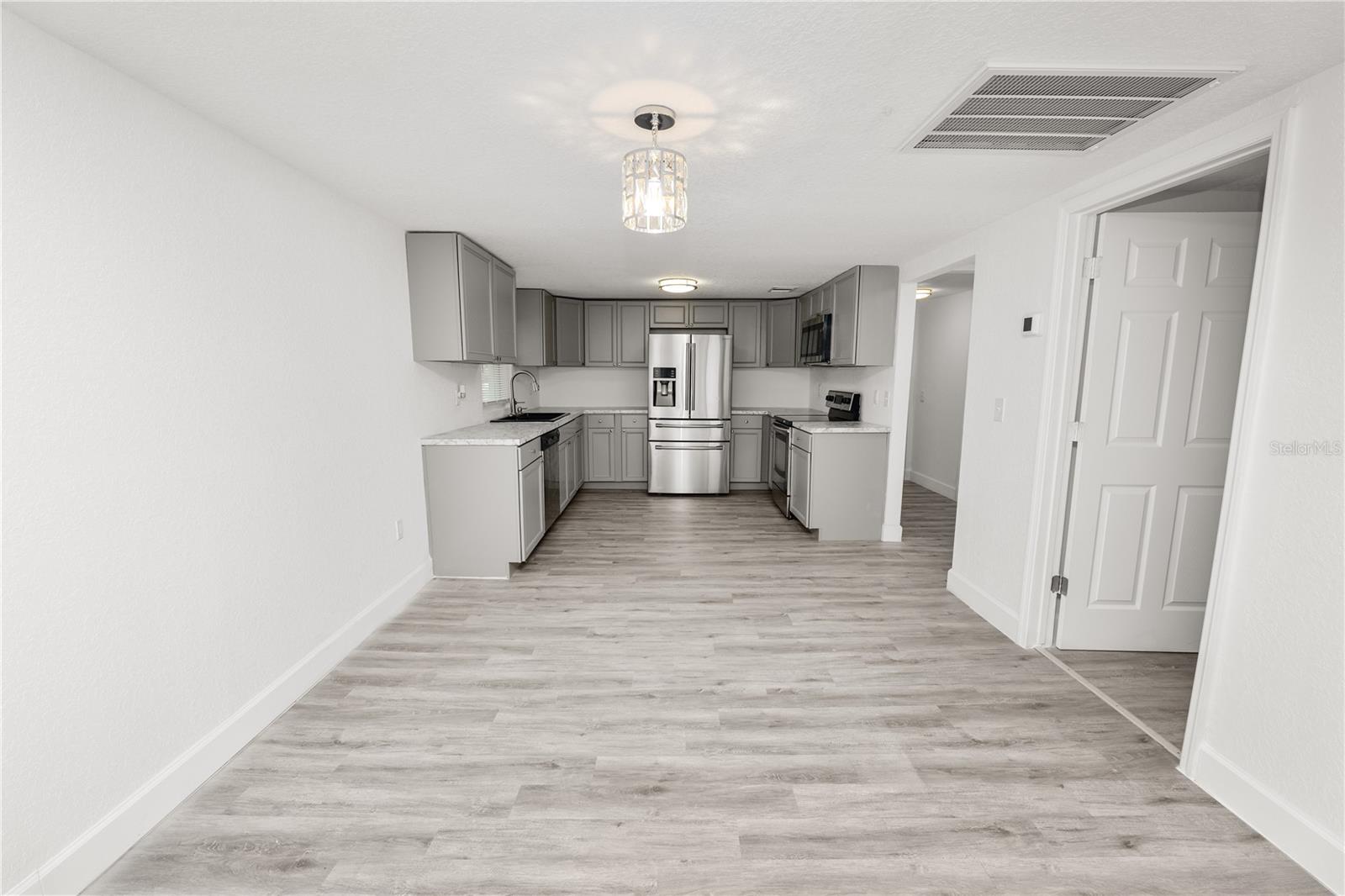 Image 6 of 27 For 910 Warren Street