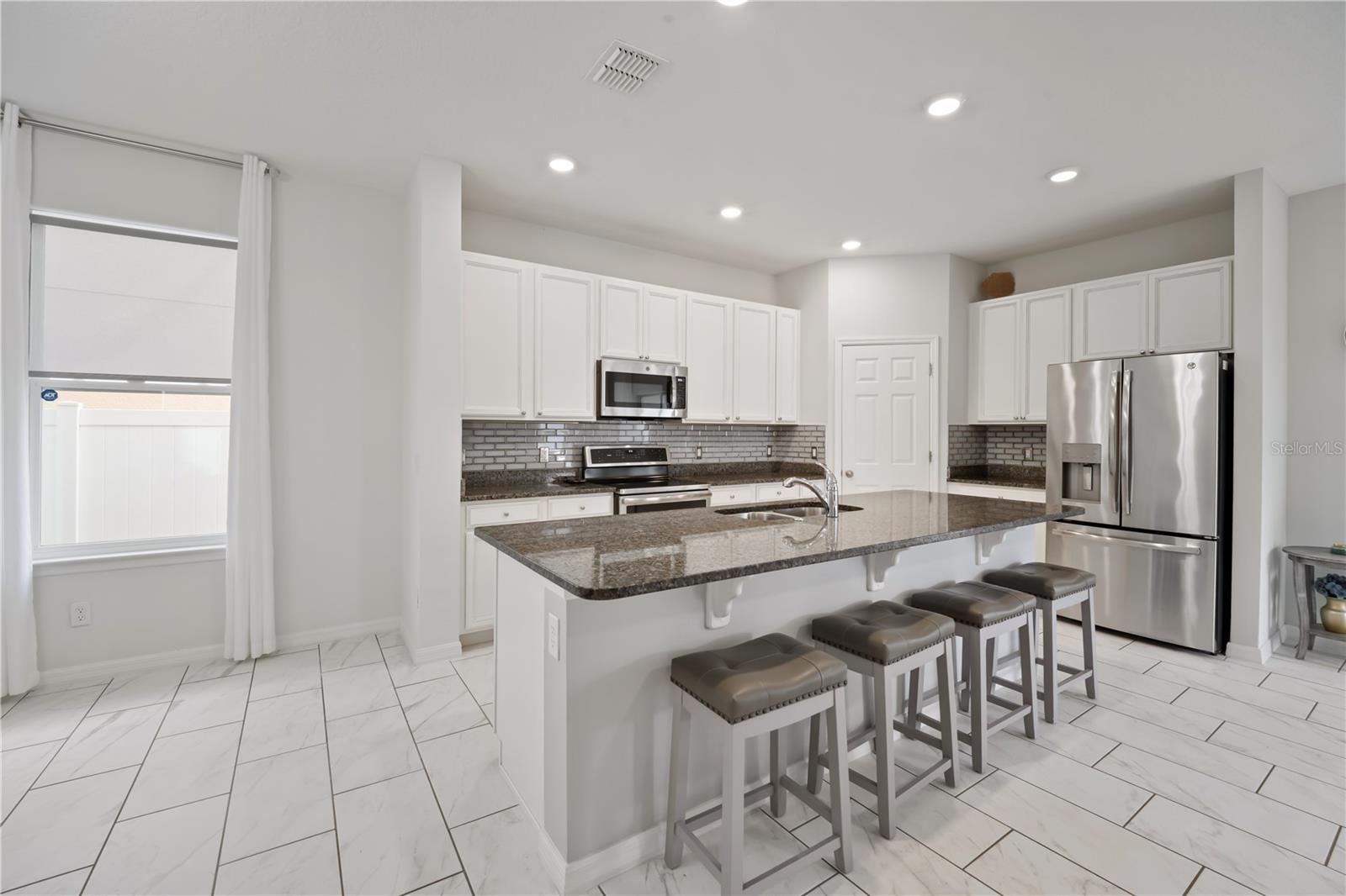 Image 2 of 32 For 178 Aberdeen Street