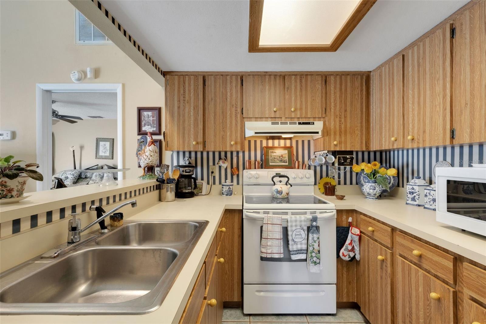 Image 11 of 33 For 1880 Crystal Lake Drive 26