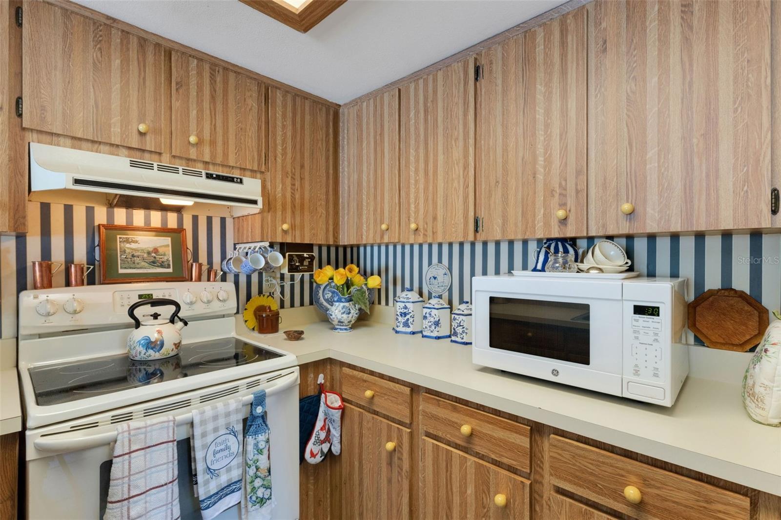 Image 12 of 33 For 1880 Crystal Lake Drive 26