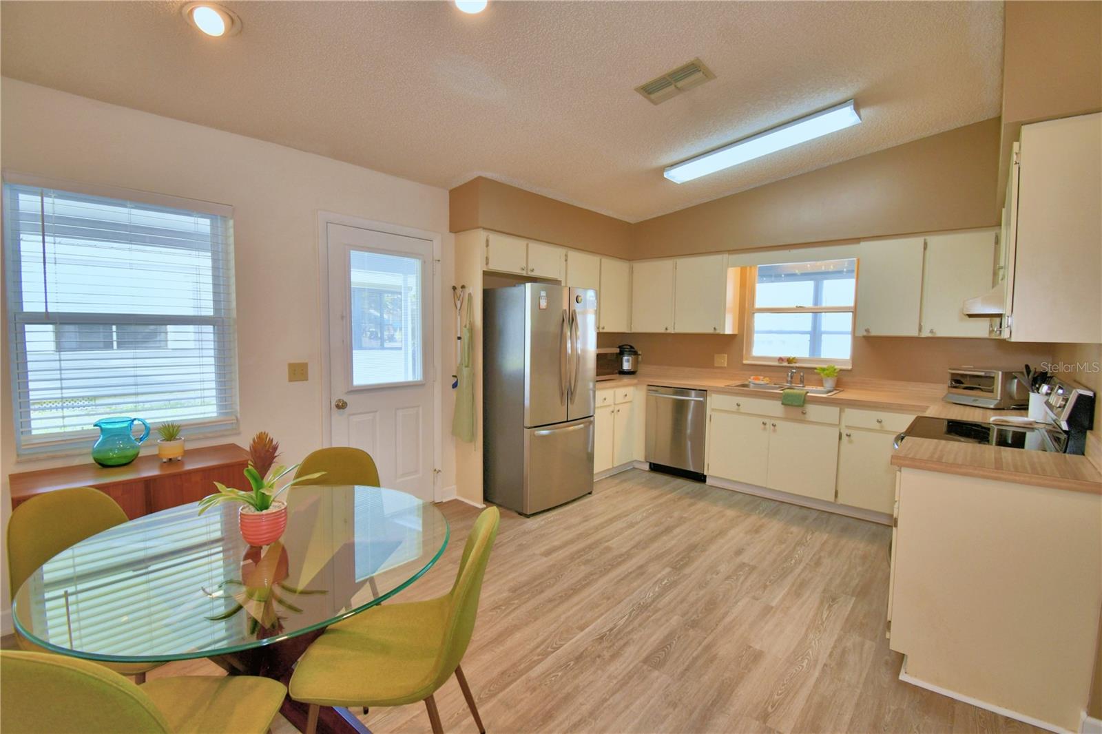 Image 16 of 60 For 4823 Colonnades Circle W