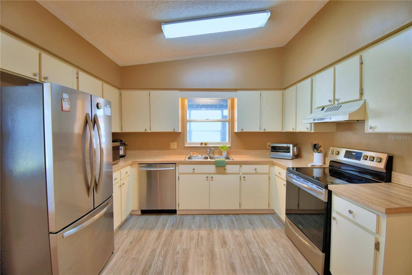 Image 17 of 60 For 4823 Colonnades Circle W