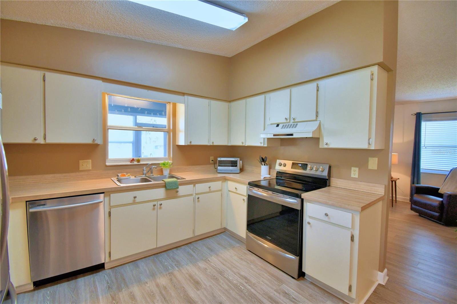 Image 19 of 60 For 4823 Colonnades Circle W