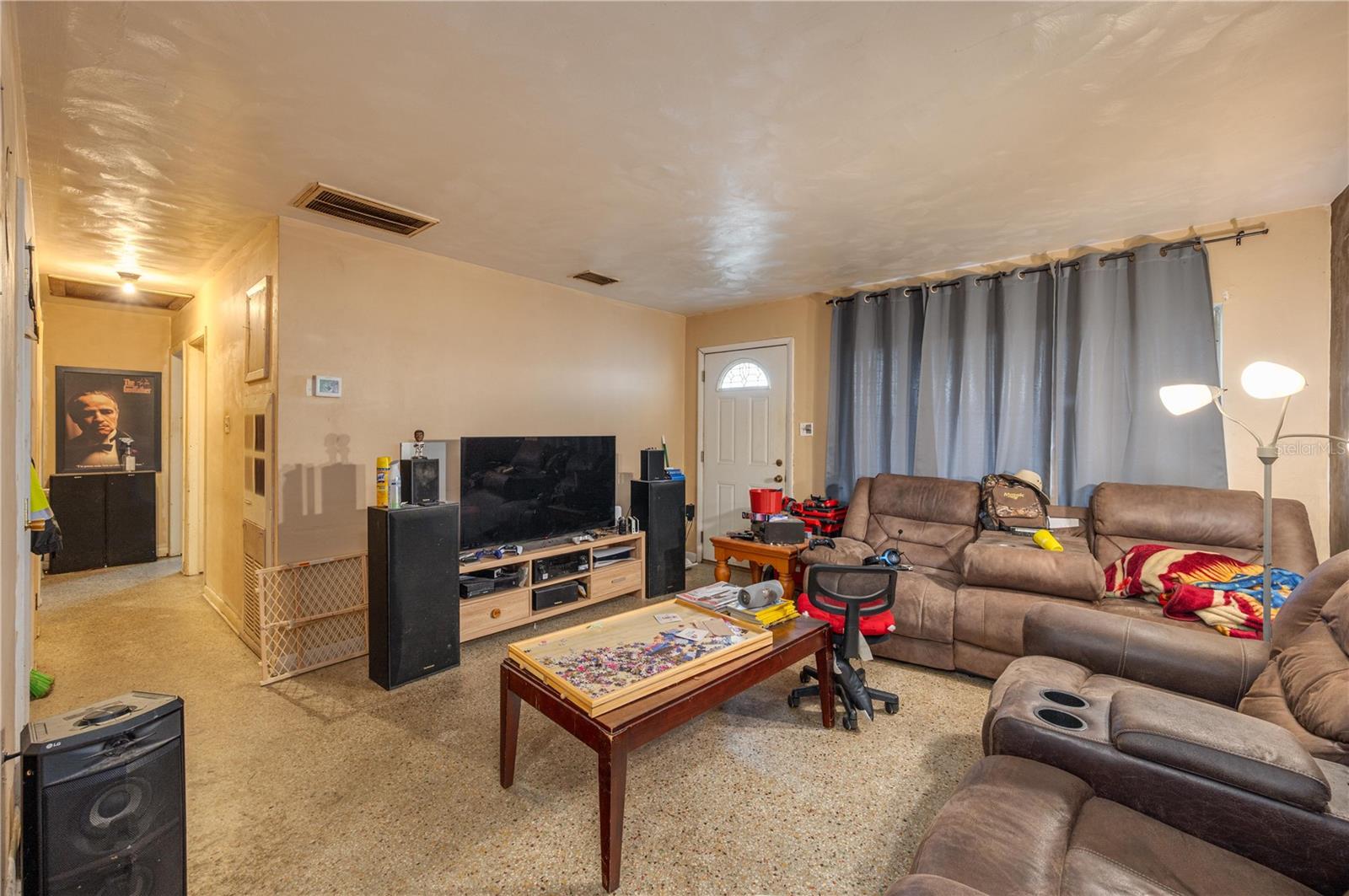 Image 3 of 20 For 207 Moss Road W