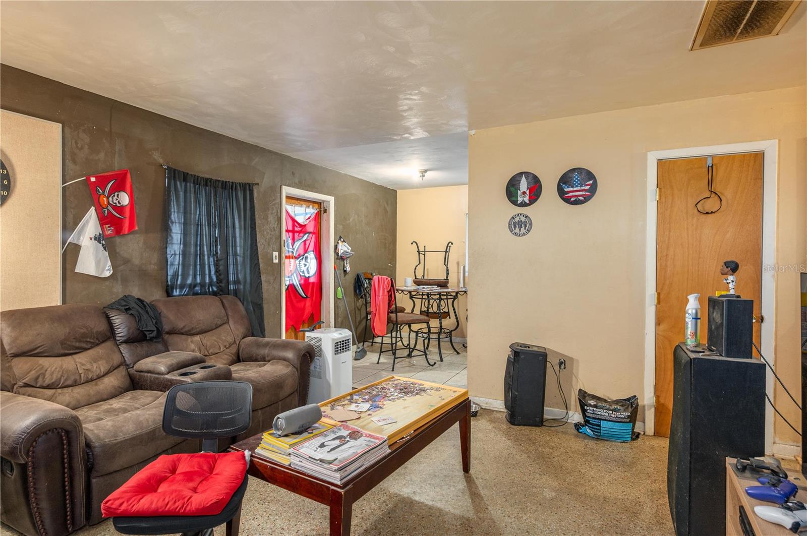 Image 5 of 20 For 207 Moss Road W