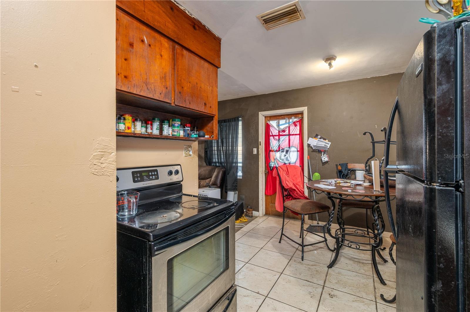 Image 7 of 20 For 207 Moss Road W