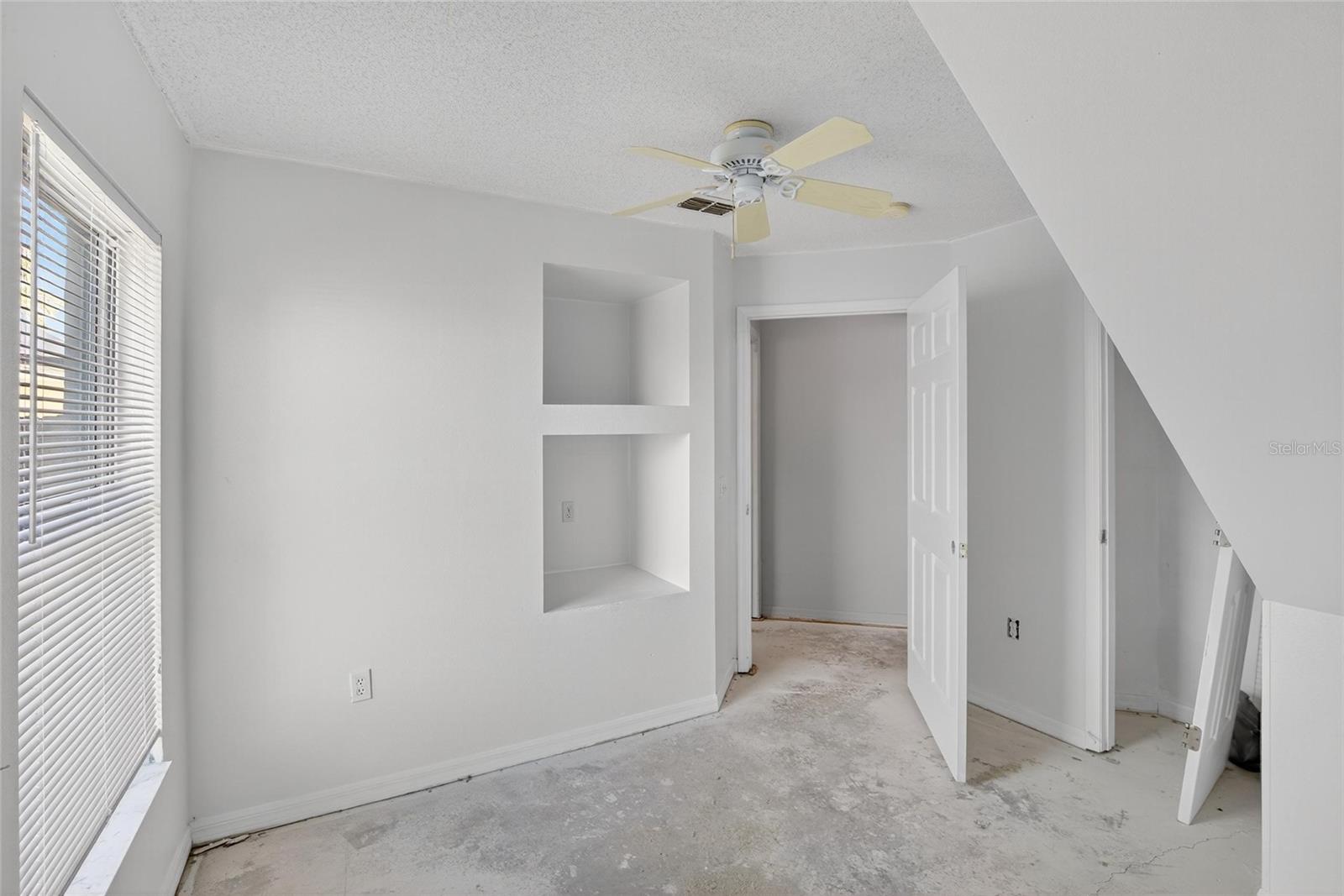 Image 16 of 41 For 449 Majesty Drive