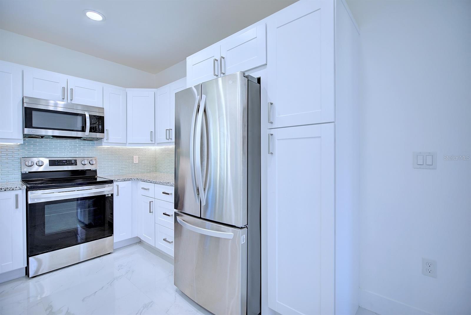 Image 11 of 28 For 827 Renault Avenue