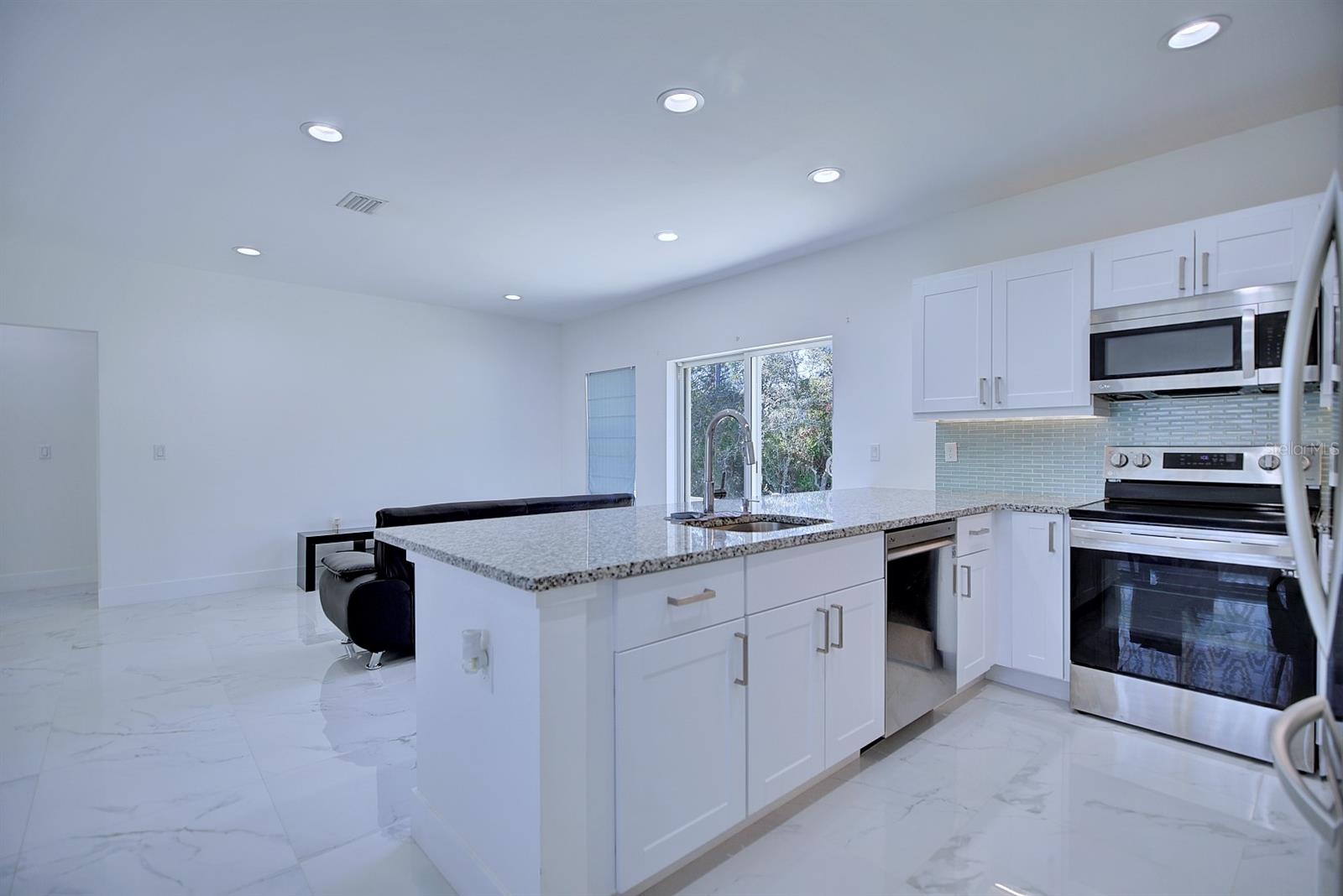 Image 12 of 28 For 827 Renault Avenue