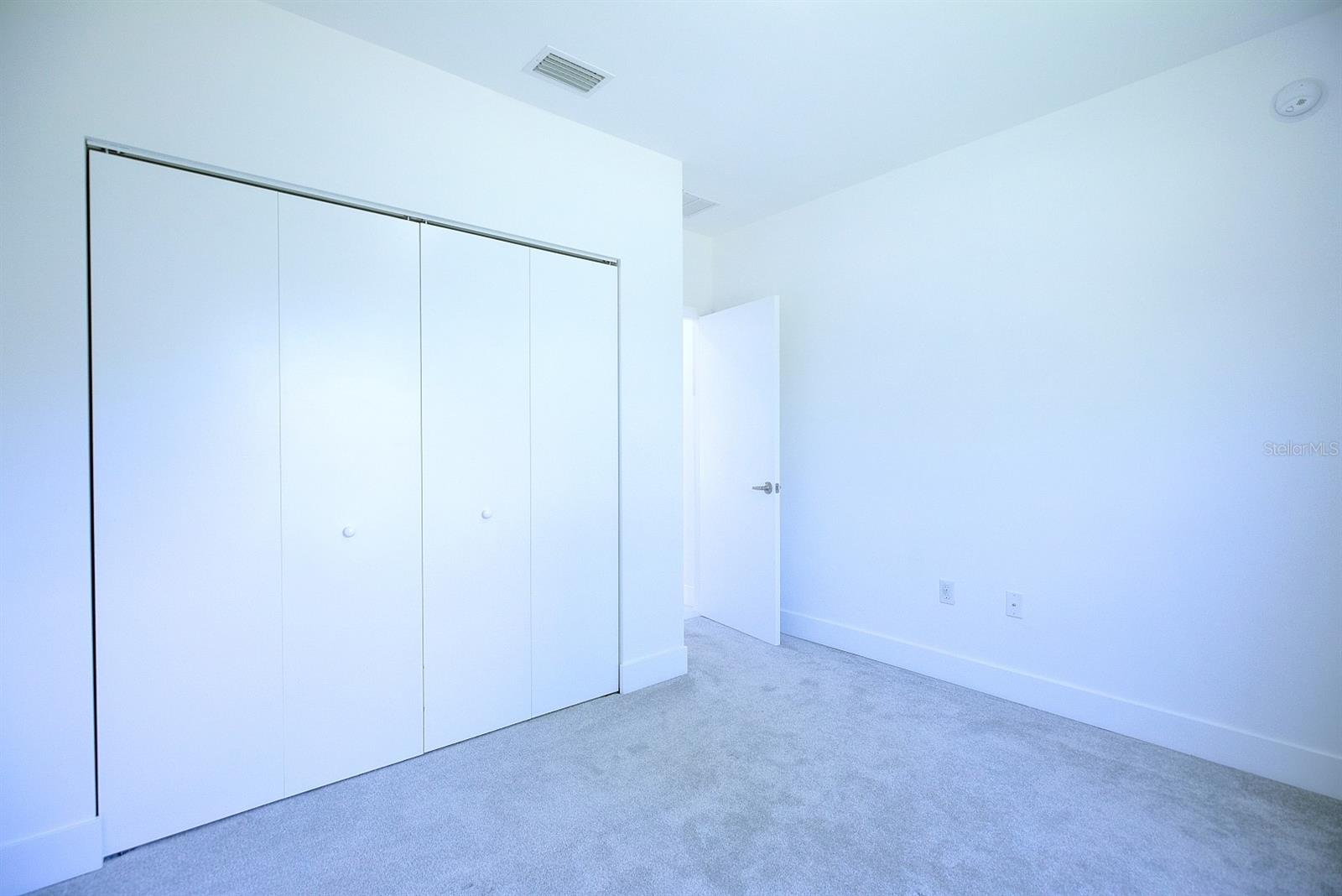 Image 18 of 28 For 827 Renault Avenue