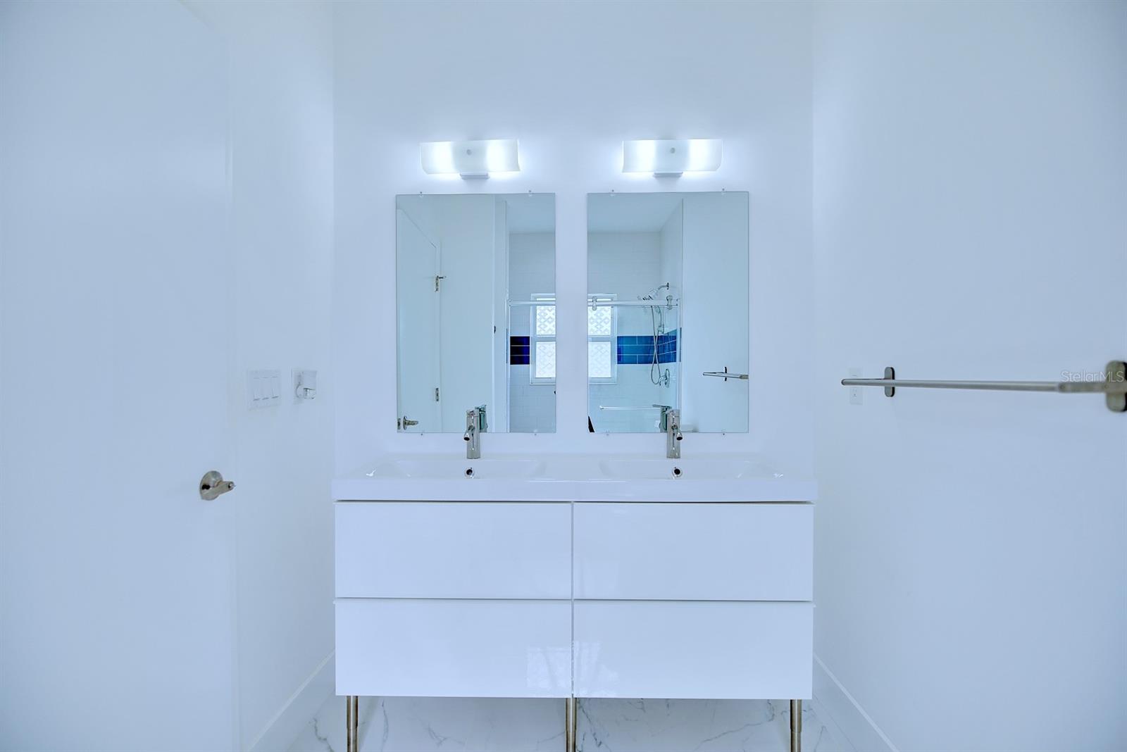 Image 24 of 28 For 827 Renault Avenue