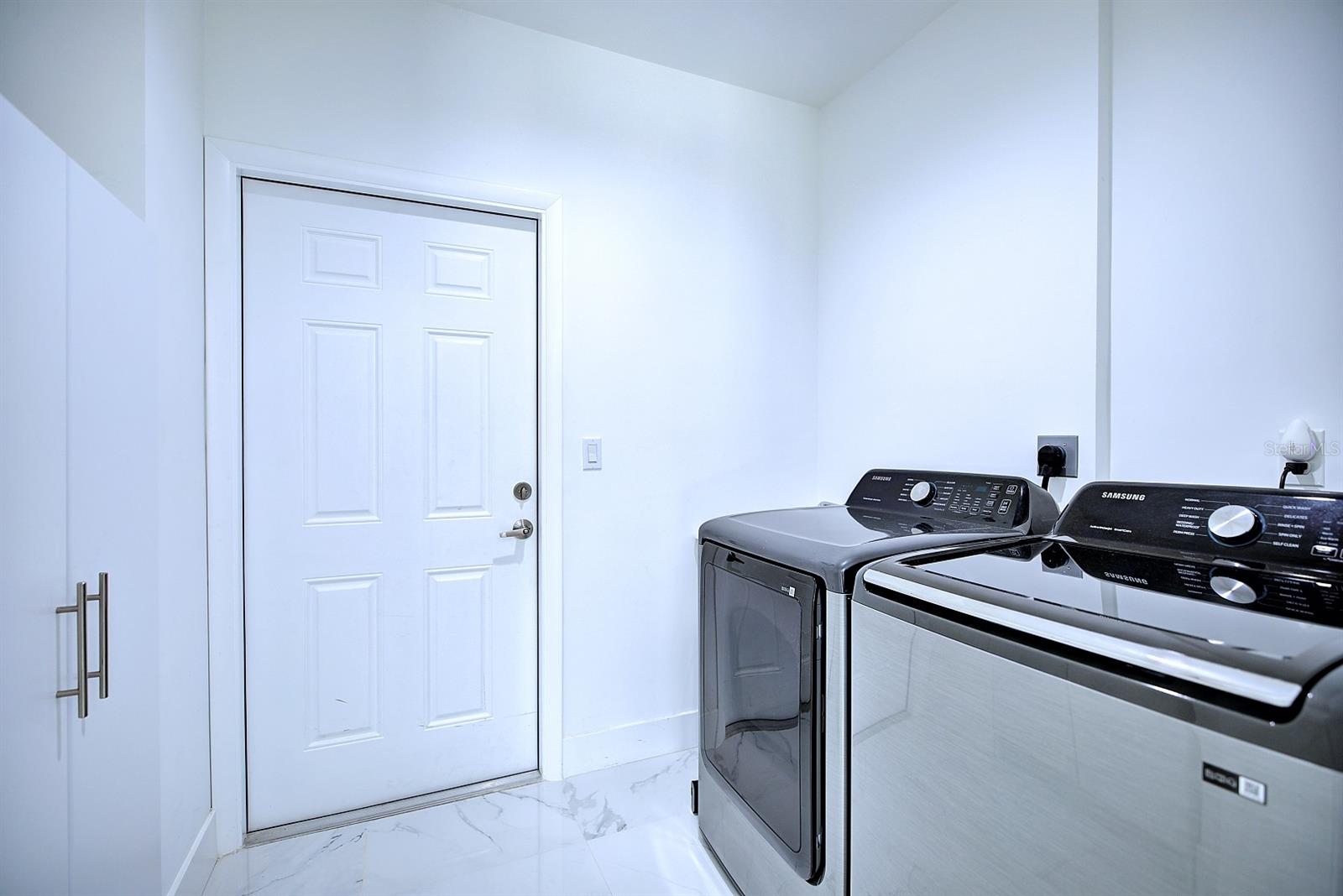 Image 26 of 28 For 827 Renault Avenue