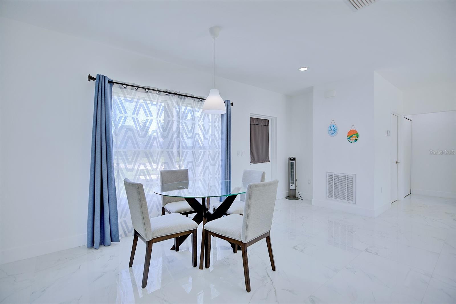 Image 5 of 28 For 827 Renault Avenue