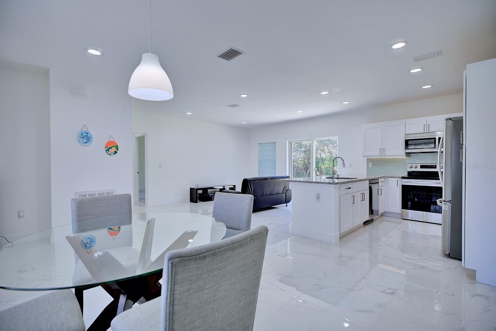 Image 6 of 28 For 827 Renault Avenue