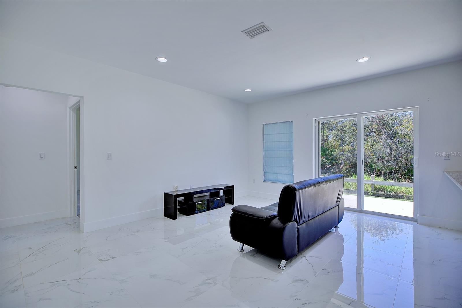 Image 7 of 28 For 827 Renault Avenue