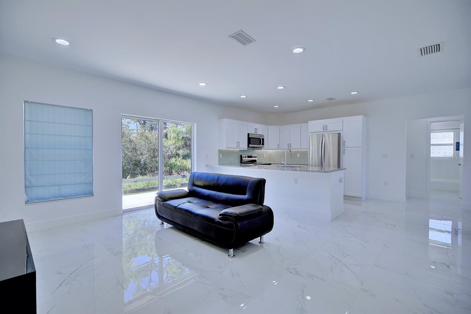 Image 8 of 28 For 827 Renault Avenue