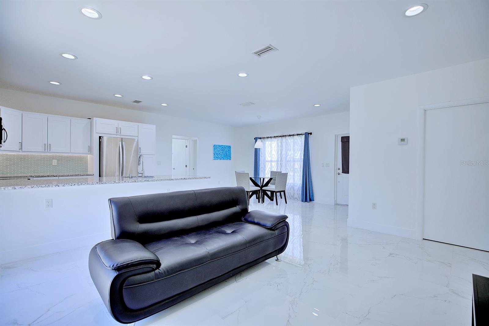 Image 9 of 28 For 827 Renault Avenue