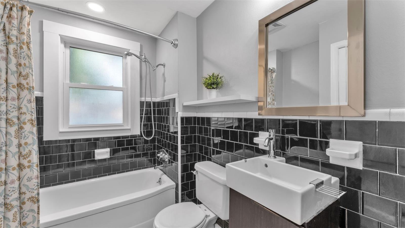 Image 19 of 40 For 724 Buena Vista Street