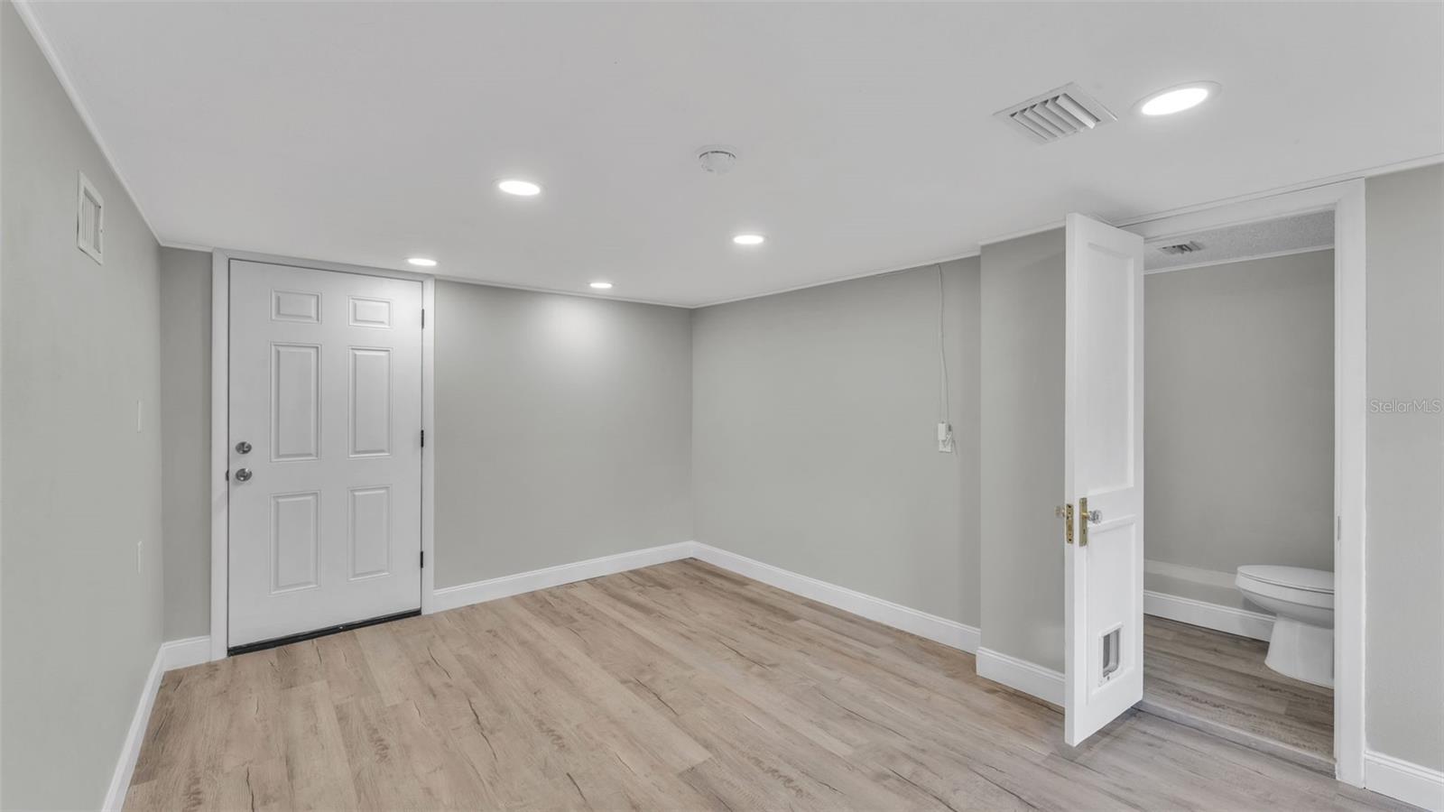 Image 25 of 40 For 724 Buena Vista Street