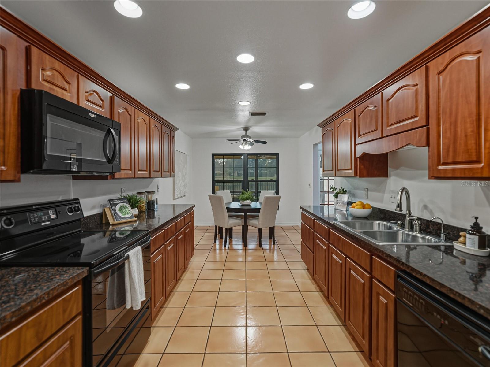 Listing photo id 16 for 16404 Ashwood Drive