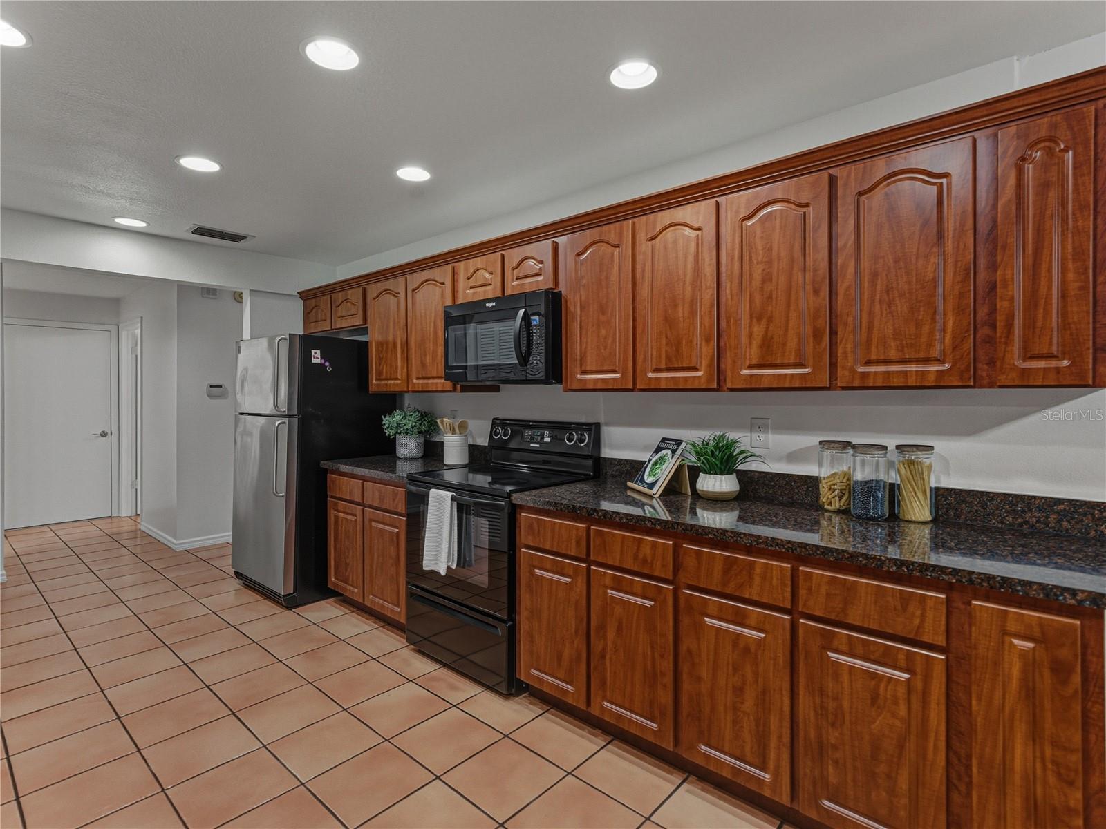 Listing photo id 17 for 16404 Ashwood Drive