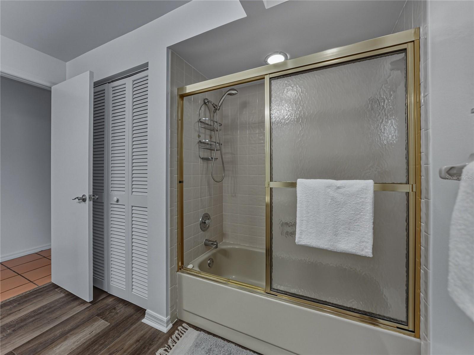 Listing photo id 37 for 16404 Ashwood Drive