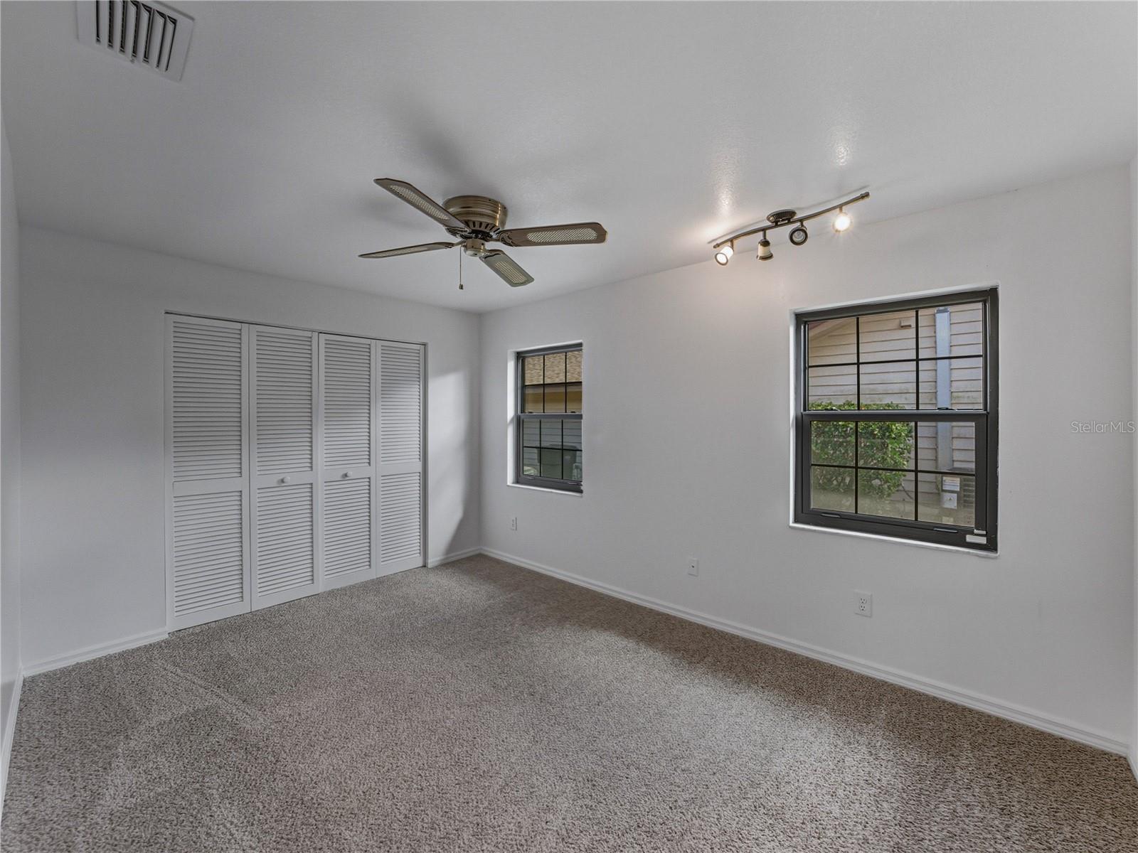 Listing photo id 38 for 16404 Ashwood Drive