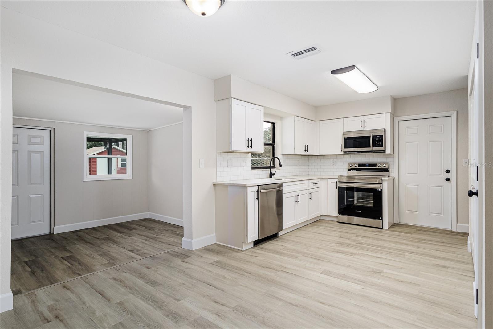 Image 4 of 25 For 2405 Delrose Drive E