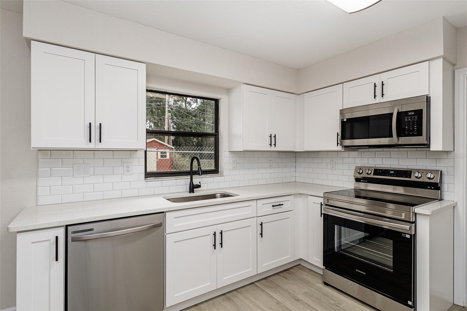 Image 5 of 25 For 2405 Delrose Drive E