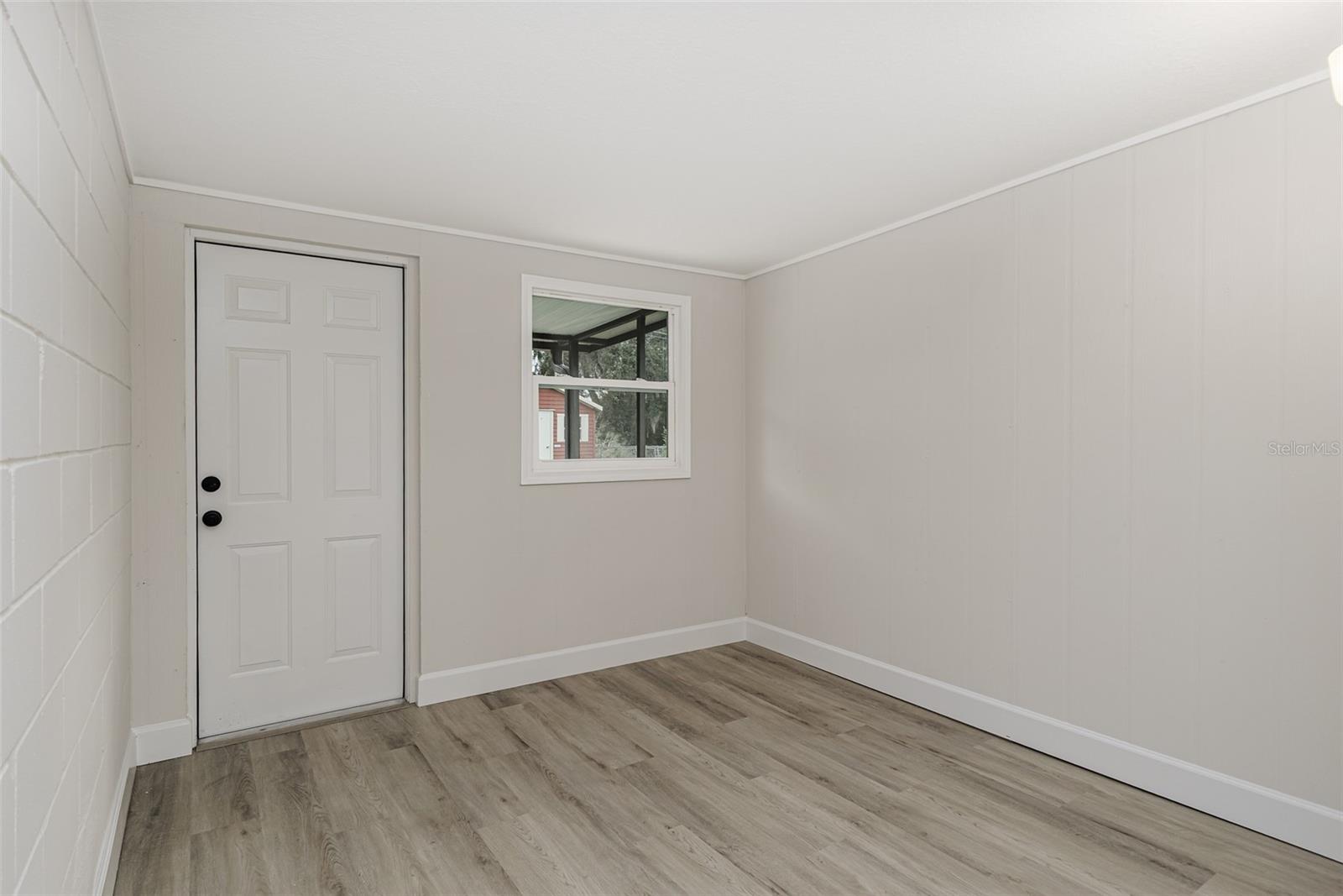 Image 8 of 25 For 2405 Delrose Drive E