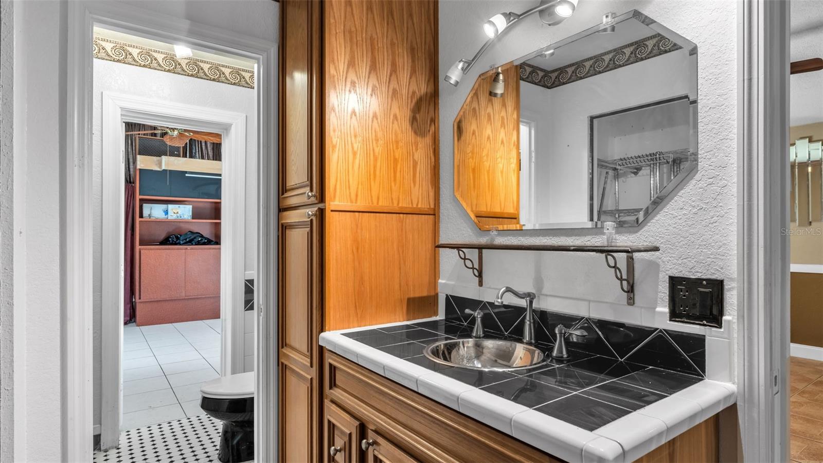 Image 23 of 39 For 427 El Dorado Street