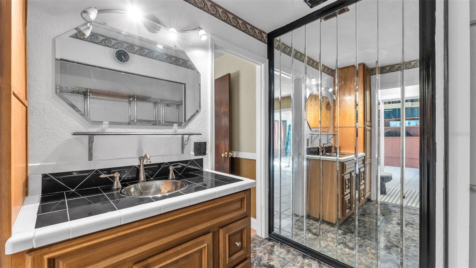 Image 24 of 39 For 427 El Dorado Street