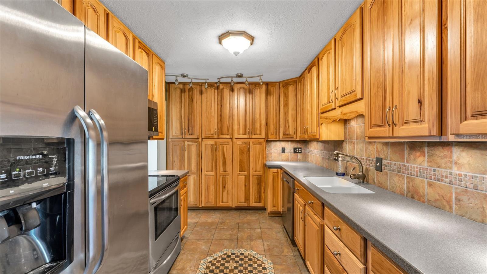 Image 3 of 39 For 427 El Dorado Street