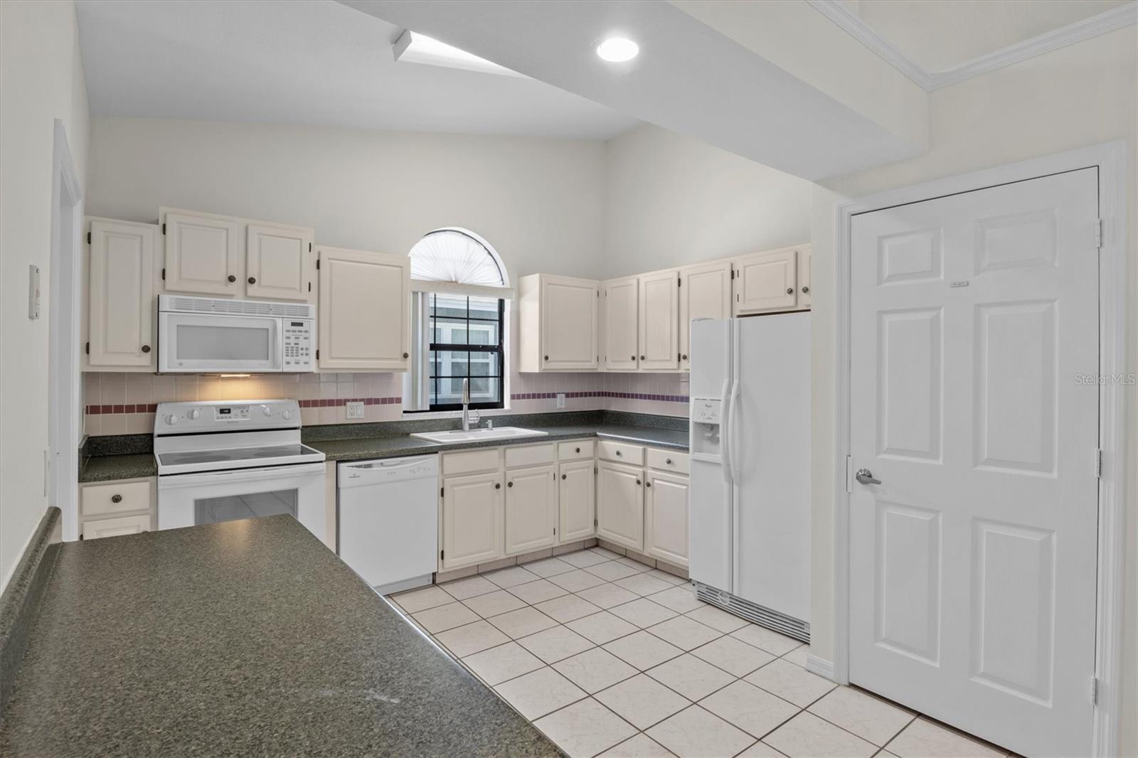 Listing photo id 6 for 6325 Egret Drive