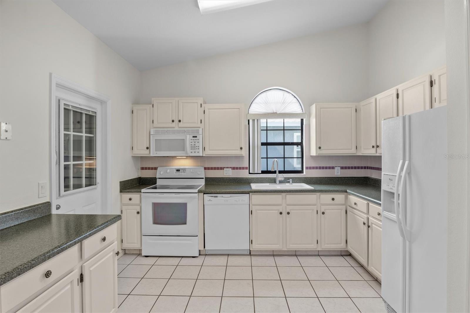 Listing photo id 7 for 6325 Egret Drive