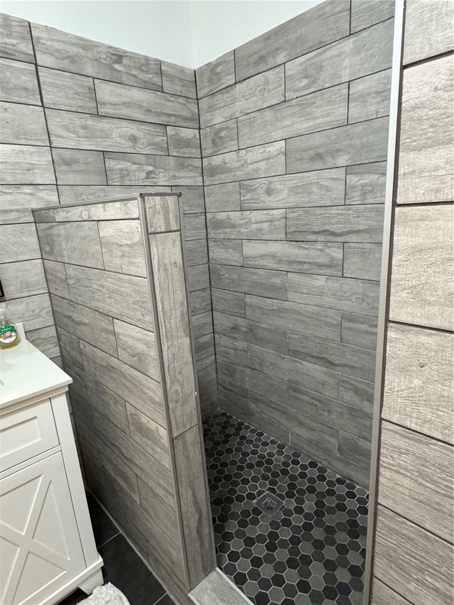 Image 13 of 20 For 402 Oak Ridge E