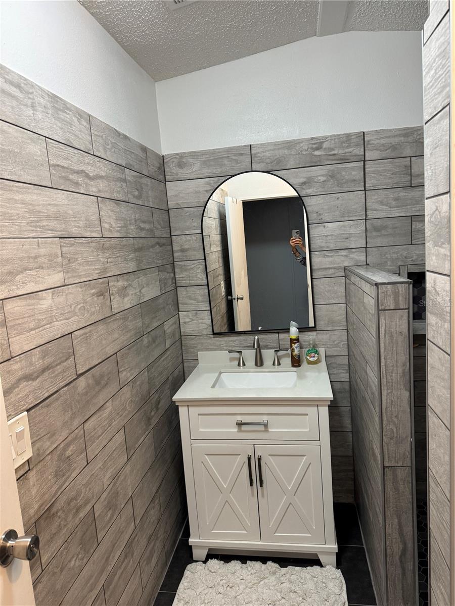 Image 14 of 20 For 402 Oak Ridge E