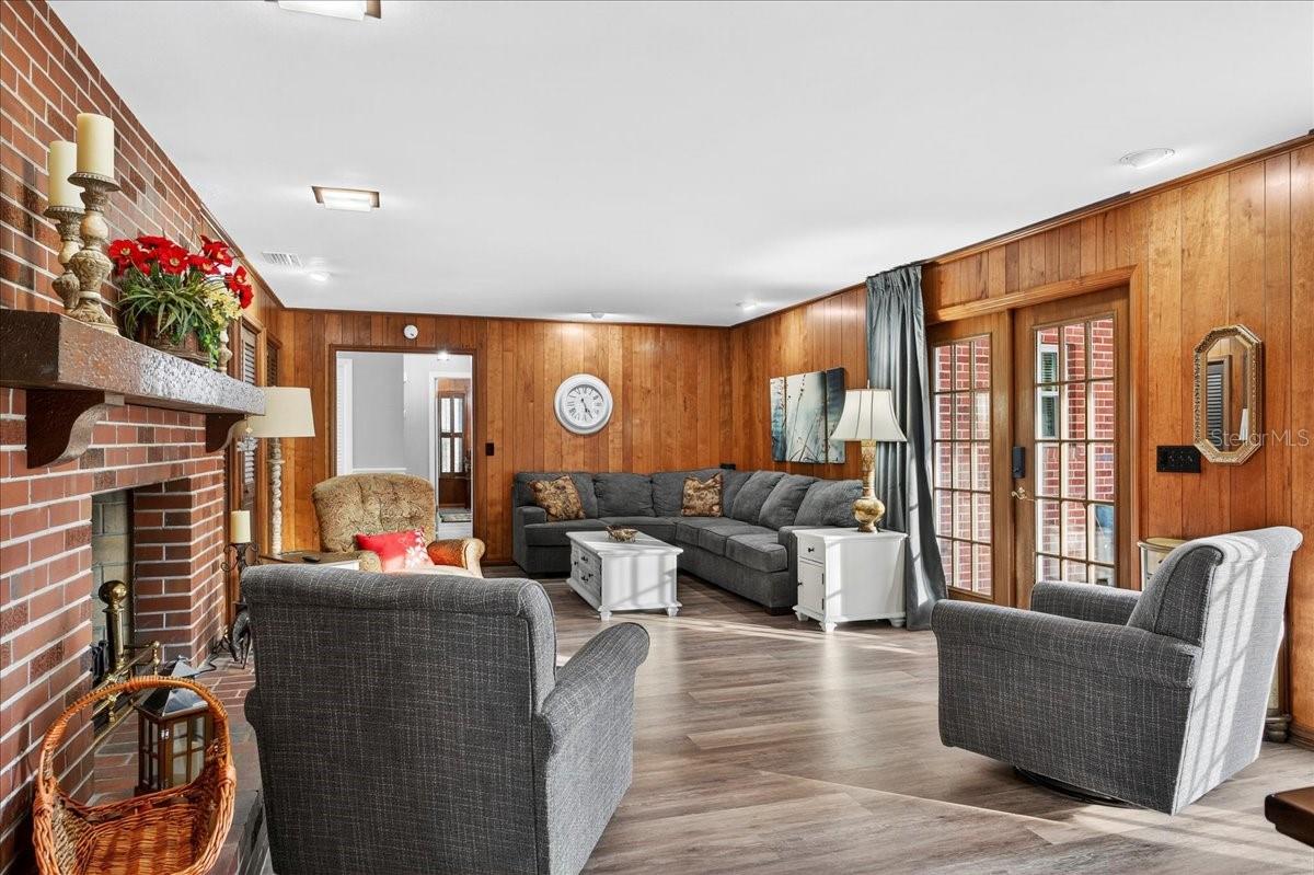 Image 17 of 56 For 1135 Mariposa Avenue