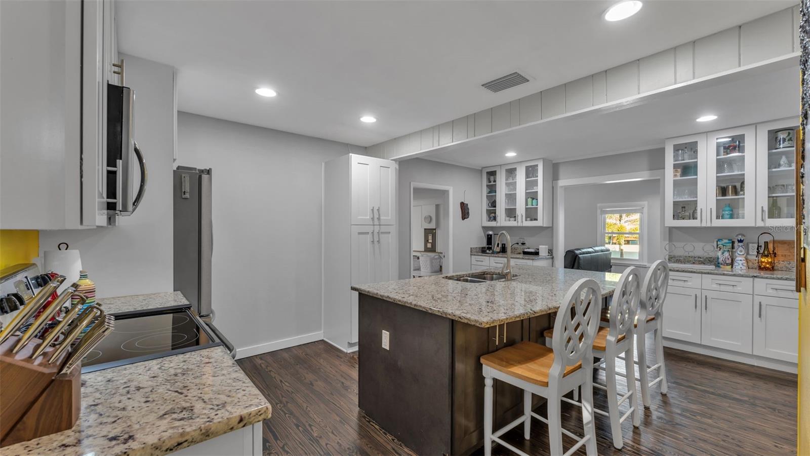 Image 10 of 47 For 2422 Coventry Ave